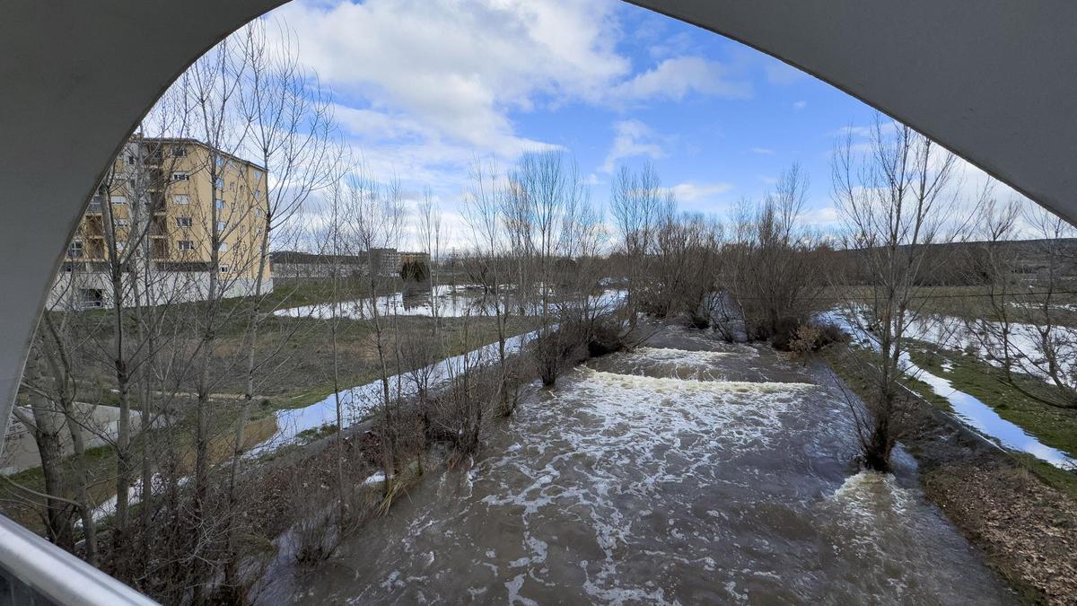 Río Chico (afluente del Adaja), desbordado a su paso por la capital abulense
