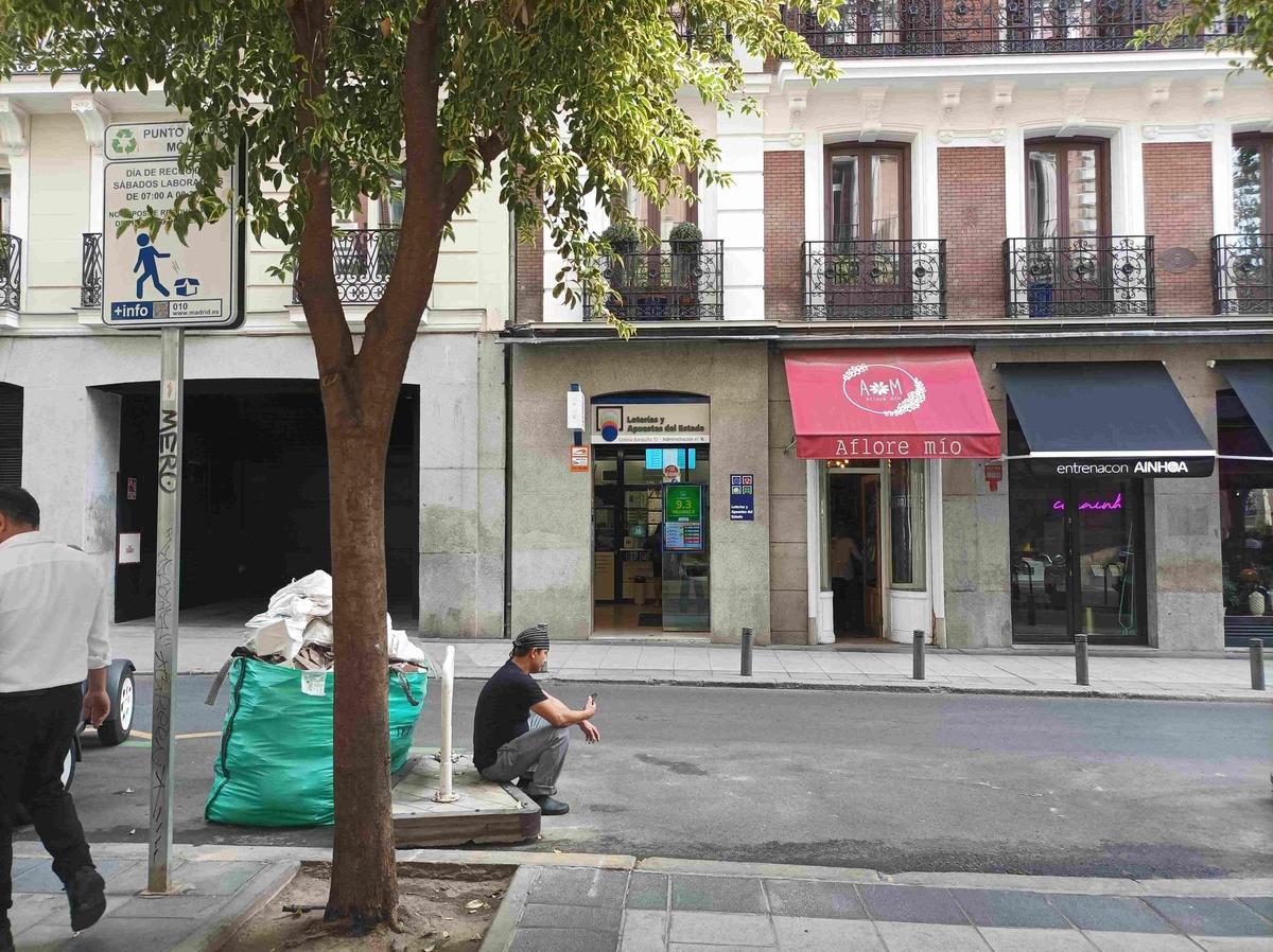 Administración de lotería de Chueca, en la calle Barquillo número 10 de Madrid, que ha vendido el segundo premio de la lotería de Navidad 2025