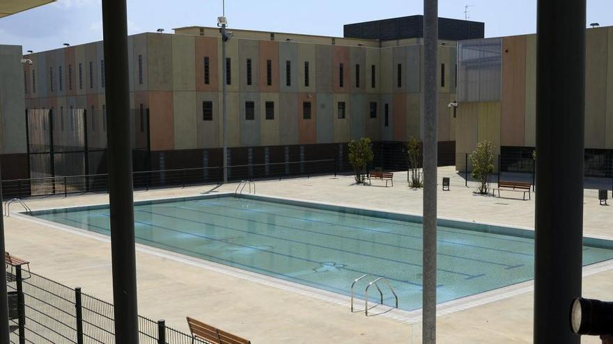 El director del centre assegura que la piscina està equipada i preparada per utilitzar-se · Diari de Girona