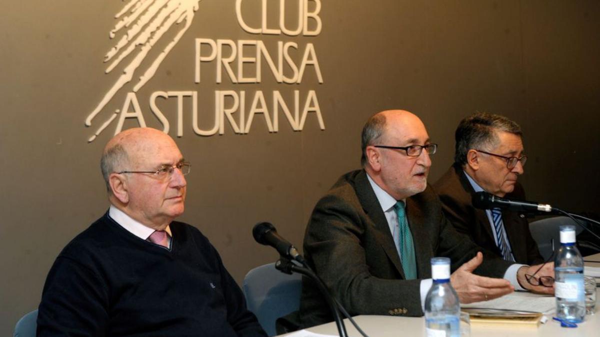 en la nueva españa. Por la izquierda, Etelvino González, Enrique Moral y Manuel Fernández de la Cera, en un acto del Club Prensa en 2013.