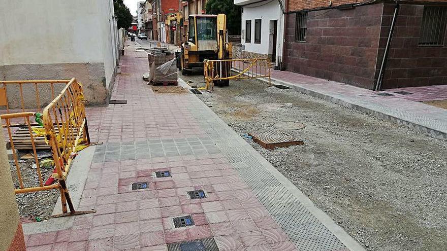 Un dels carrers afectats amb el seu estat actual d&#039;obres.