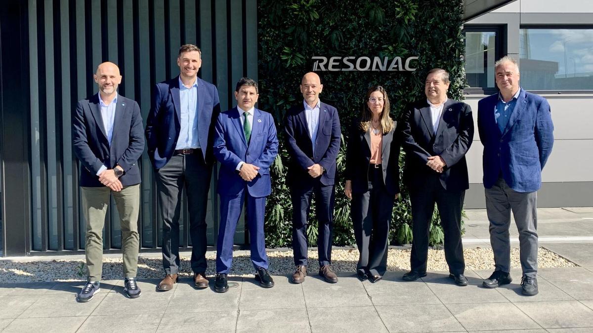 El presidente y CEO de Resonac Graphite, César Castiñeira, acompañado por miembros de la dirección de la compañía en EMEA y A Coruña, recibió esta mañana al delegado del Gobierno en Galicia, Pedro Blanco, y al subdelegado del Gobierno en A Coruña, Julio Abalde