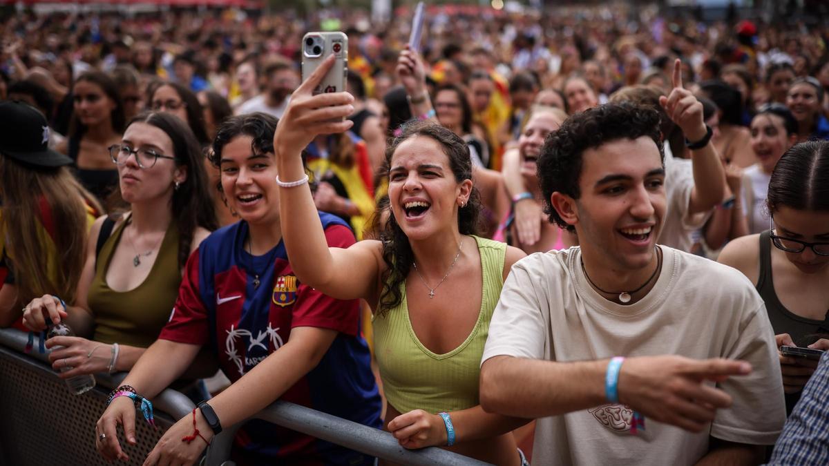 Públic durant l'actuació de Mama Dousha al Canet Rock 2025.