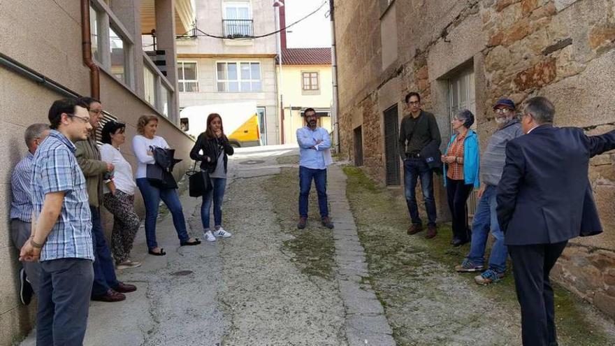 Vilariño se reunió con vecinos de A Cacharela para explicarles la segunda fase de las obras.