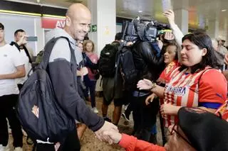 "Ramírez,  quédate", la petición de la afición del Sporting a la llegada del equipo a Asturias