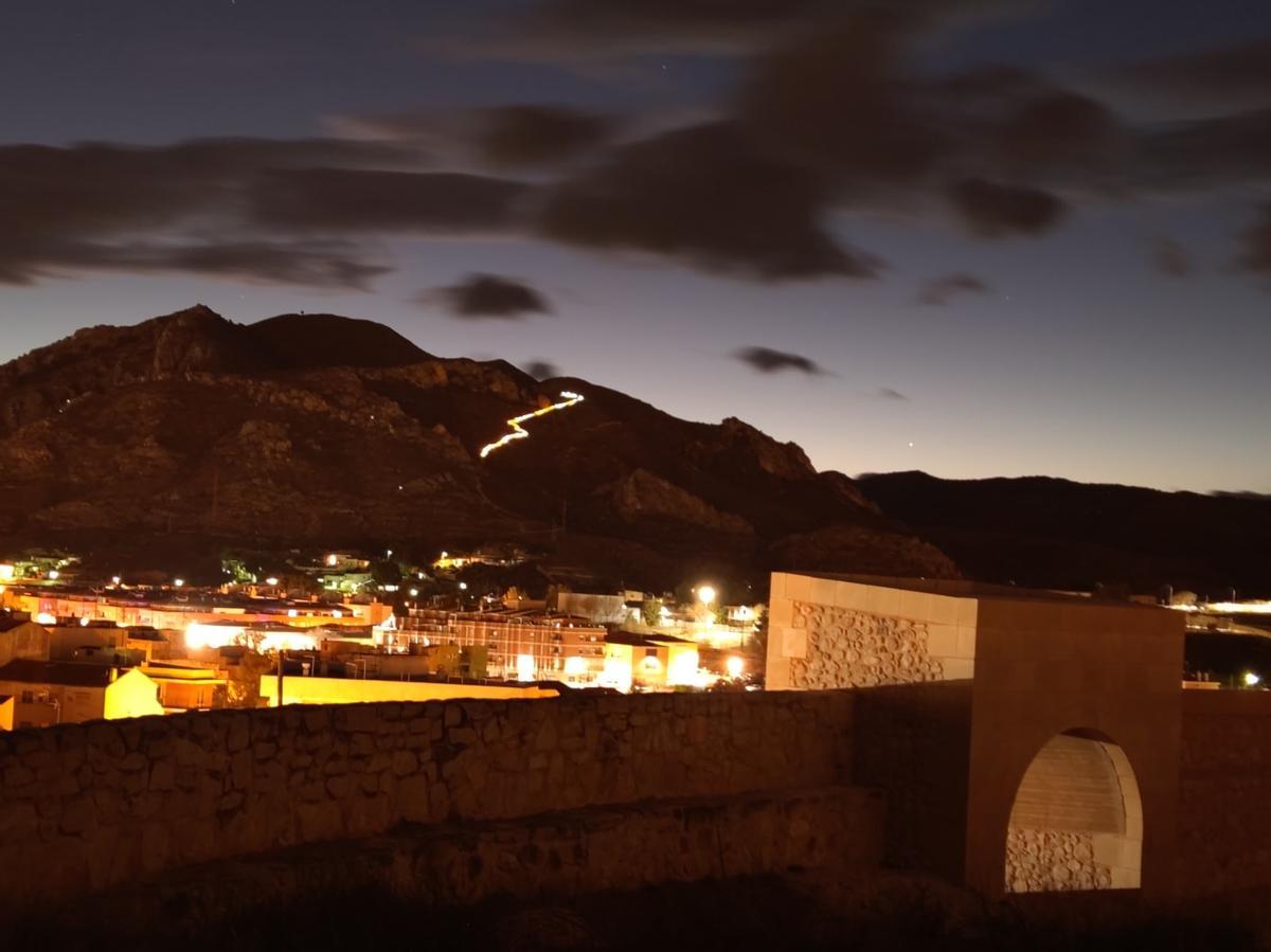 La senda iluminada de los Reyes Magos vista desde el castillo de Elda.