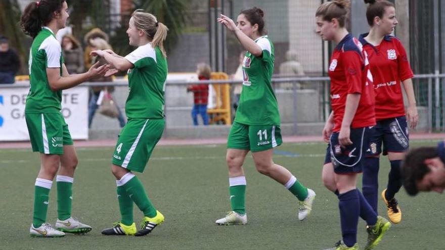 Las jugadoras de El Olivo celebran uno de los goles marcados ayer en Aral ante el Erizana. // José Lores