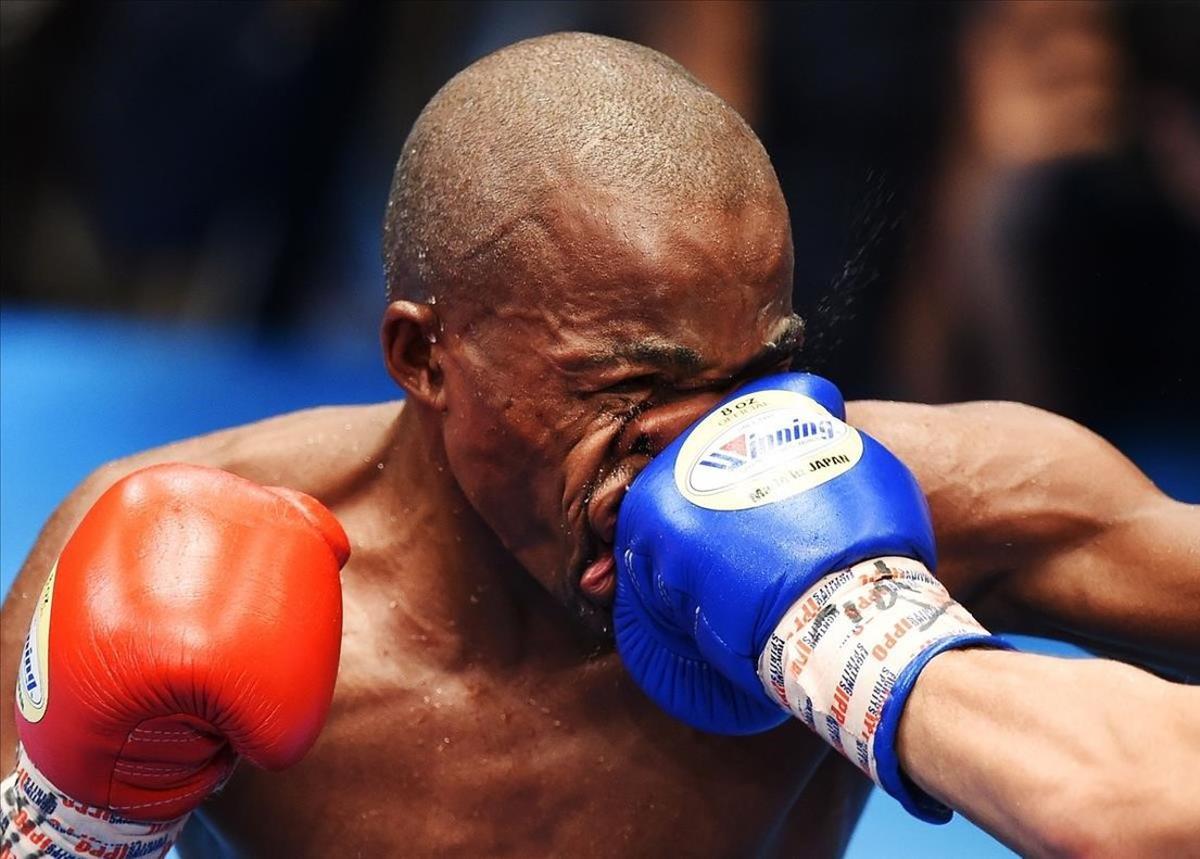 Combate entre Moruti Mthalane de Sudáfrica (en la imagen) y Masayuki Kuroda de Japón, durante el combate al título de peso mosca de la FIB en la sala Korakuen, en Tokio.