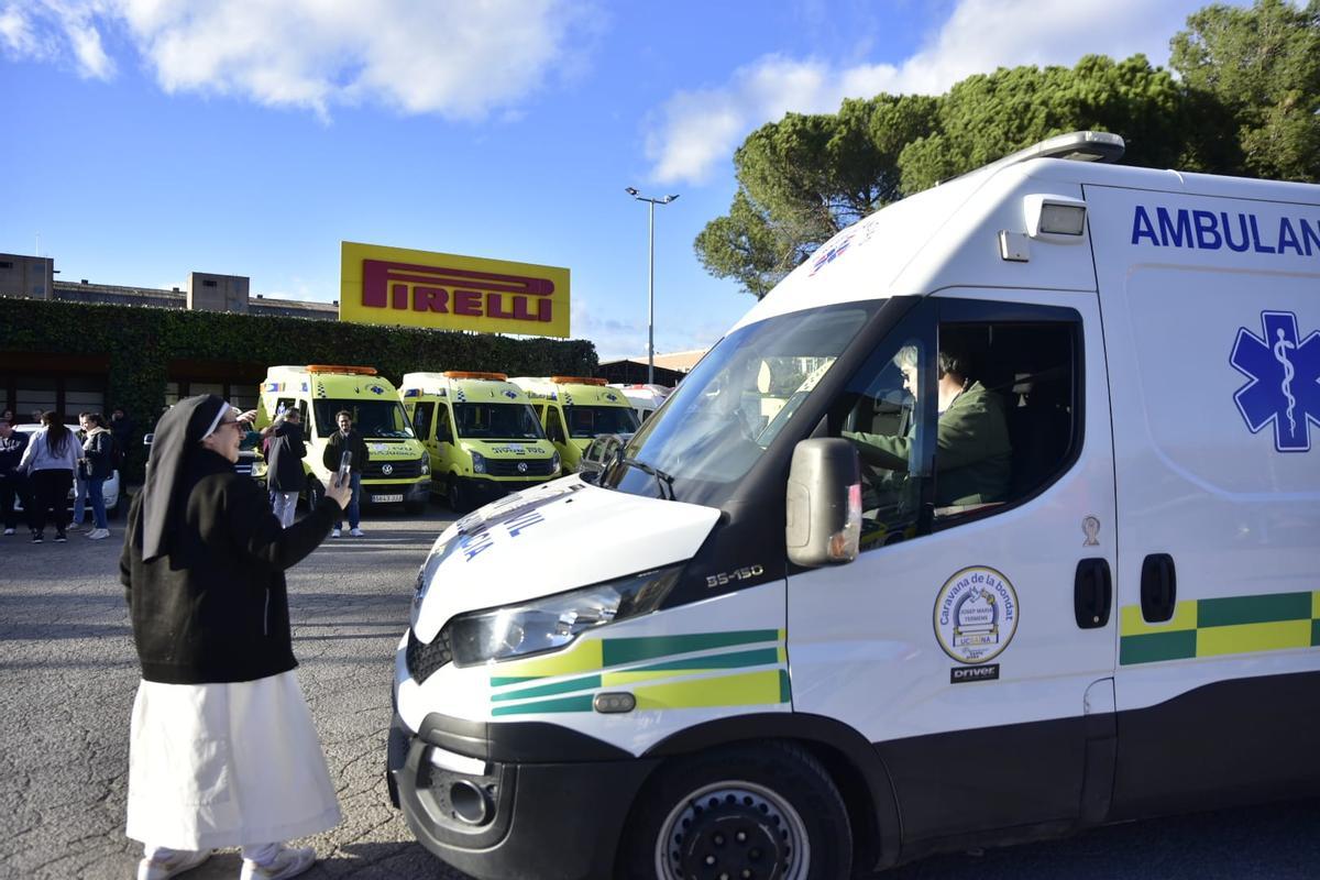 Caram gravant amb el mòbil Ramon Térmens, que farà un documental de la Caravana de la Bondat