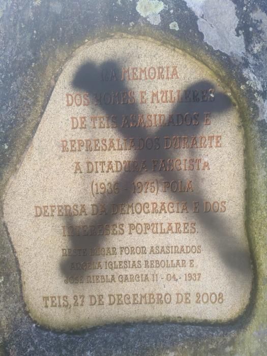 Hace apenas unas semanas, los vecinos de Teis denunciaban también una pintada vandálica en el monolito de homenaje a los represaliados de la dictadura.