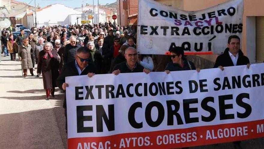 Cabeza de la manifestación celebrada ayer por las calles de Coreses camino del consultorio médico, donde se reclama la realización de extracciones de sangre.