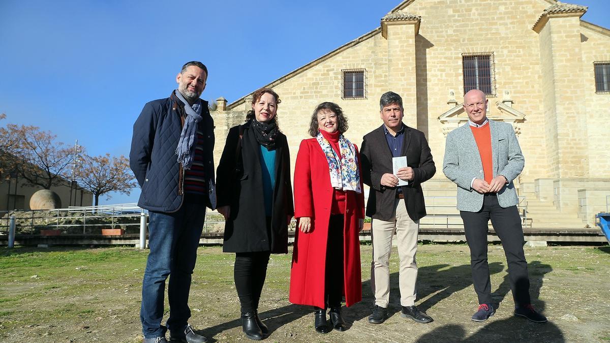 Manuel Carmona, Soledad Raya , Rafaela Valenzuela, Rafael Llamas y Miguel Sánchez, a las puertas del alhorí del castillo de Montilla.