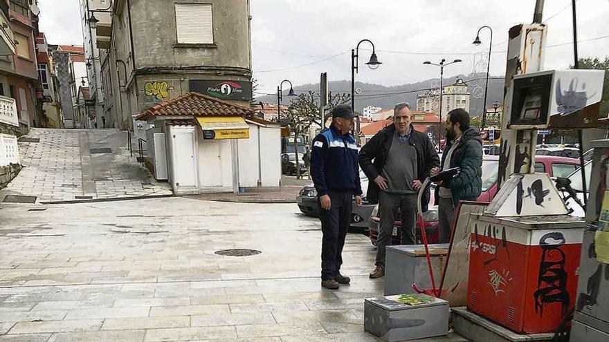 Policía portuaria y técnicos examinando el surtidor que se va a retirar. // G. Núñez