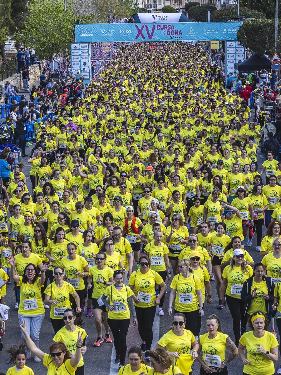 Miles de mujeres en la XV Cursa de la Dona Vicky Foods de Gandia