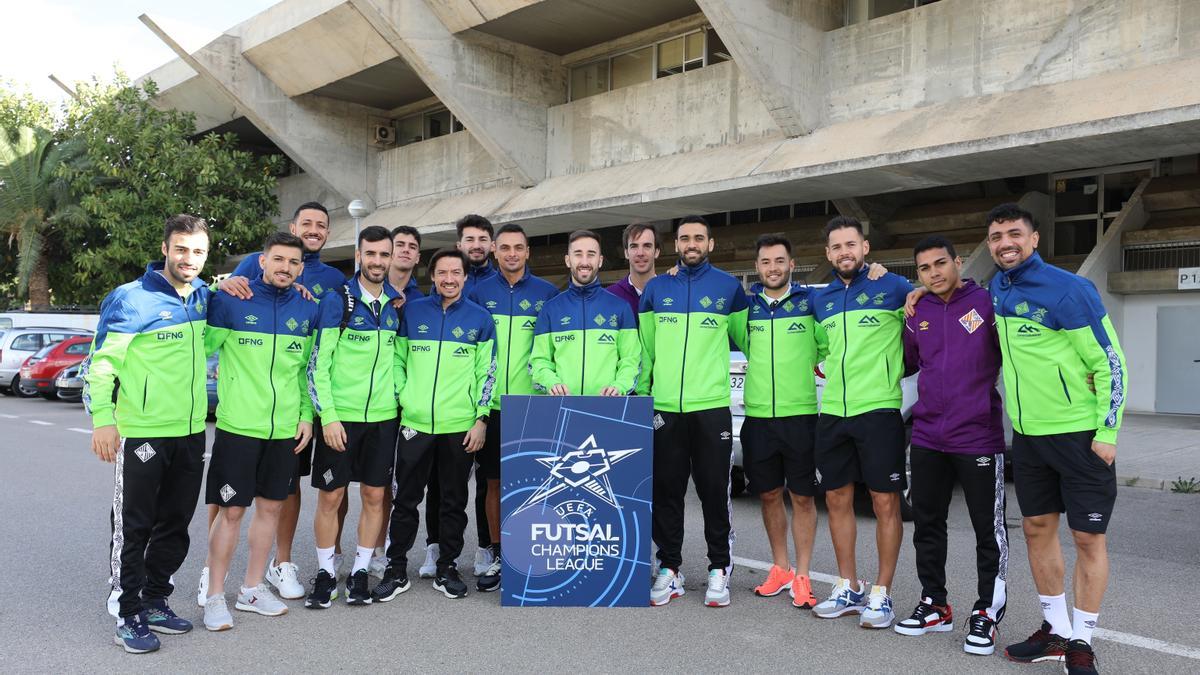 Los jugadores del Mallorca Palma Futsal posan delante del Palau de Son Moix, escenario de la Ronda Élite de la Champions League.