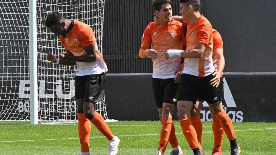 Andzouana, Mario i Maxi Villa, celebrant el gol.