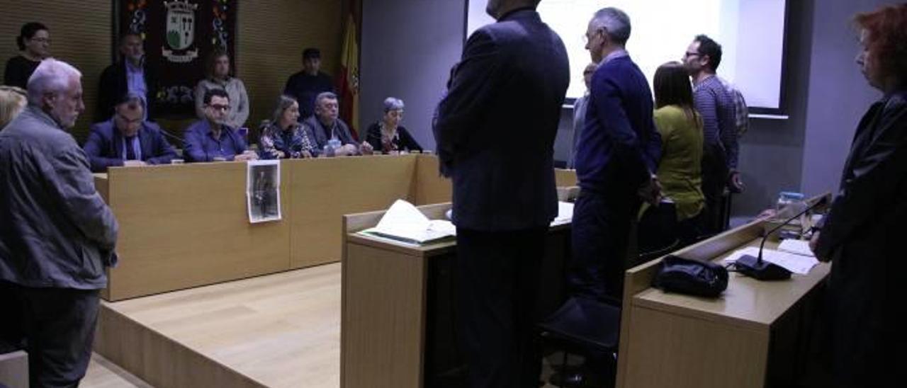 Minuto de silencio en el pleno, con los ediles del PP sentados.