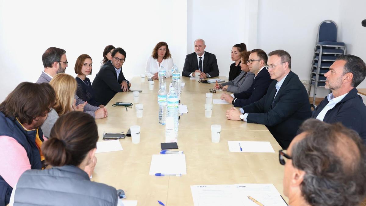 La presidenta de Baleares, Francina Armegol (al fondo en el centro de la imagen)