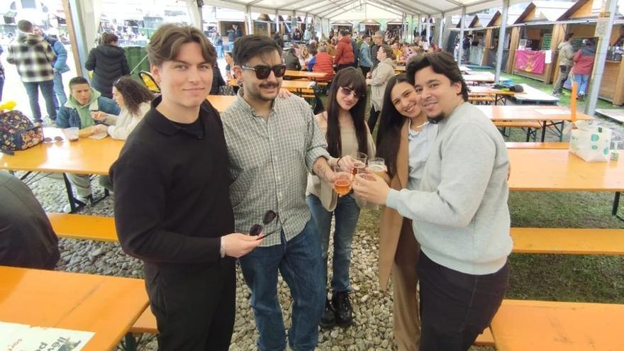 Langreo atrae a miles de personas pese al mal tiempo y agota barriles en su festival de la cerveza artesana: "Vino muchísima gente"