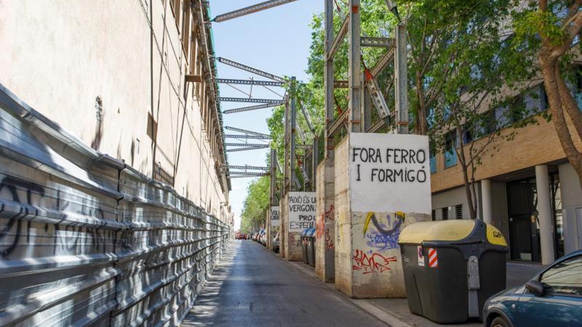 Estabilizadores y pilones de la calle Alemanya que sustentan la fachada protegida de la antigua Fábrica Bosser de Sabadell