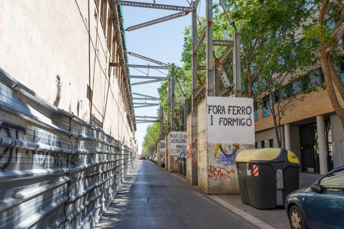 Estabilizadores y pilones de la calle Alemanya que sustentan la fachada protegida de la antigua Fábrica Bosser de Sabadell