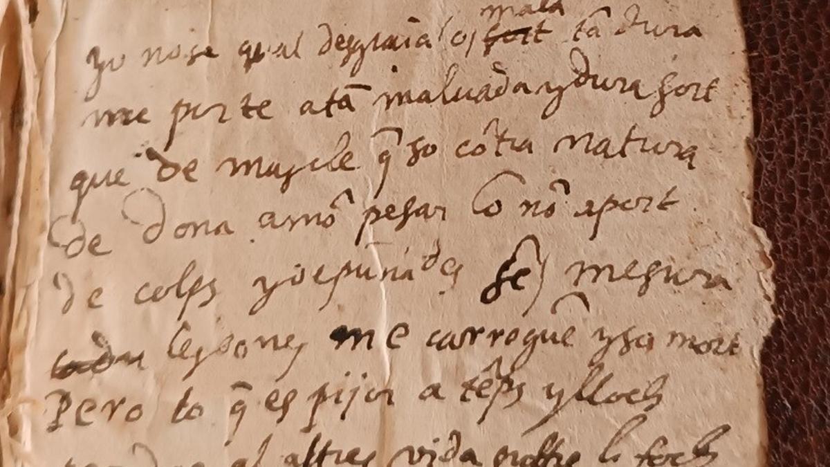 Poema manuscrito en la contraportada de un libro de poesía lírica griega.