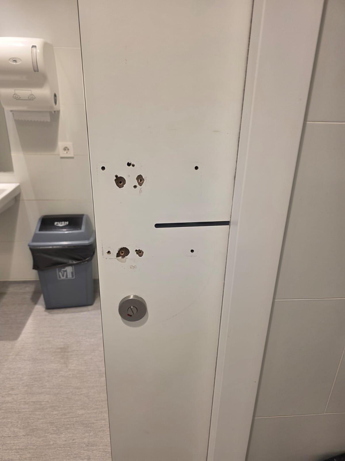 Puertas con las manivelas arrancadas de cuajo en los baños de Urgencias del General.