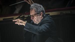 Josep Pons, director musical del Liceu, en acción en el foso del Gran Teatre durante una función de ’Parsifal’.