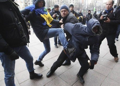 Los manifestantes opositores concentrados por cientos de miles este domingo en Kiev han ocupado parte de las dependencias del Ayuntamiento de la capital ucraniana en una jornada de tensión y manifestaciones.