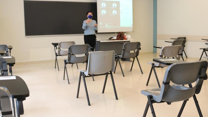 Una professora de la UdG fent classe virtual en una aula buida l&#039;1 de desembre de 2020