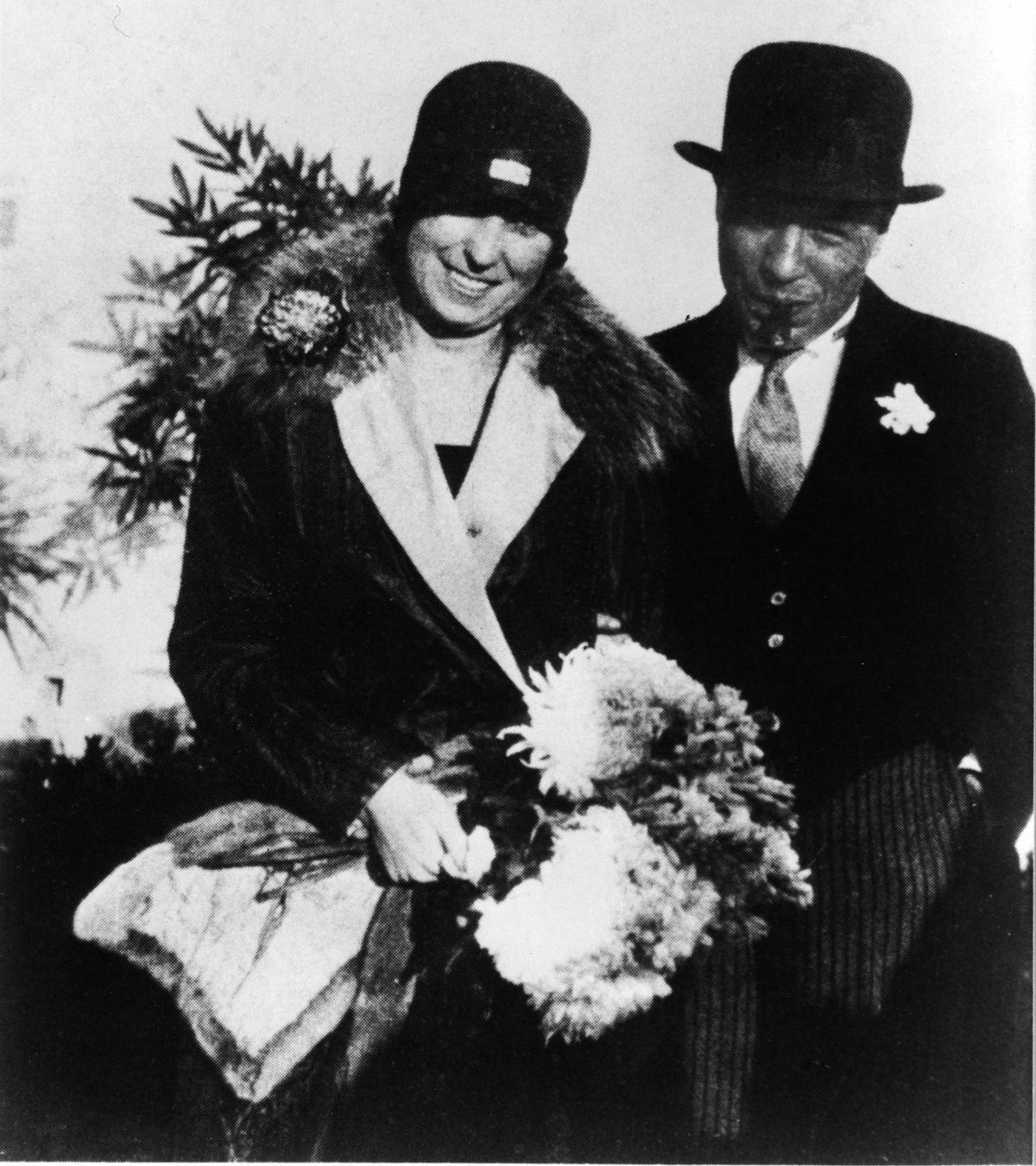 Josep Pla i Adi Enberg al far de Sant Sebastià, el dia del casament de Pere Pla i Maria Miquel (1927)