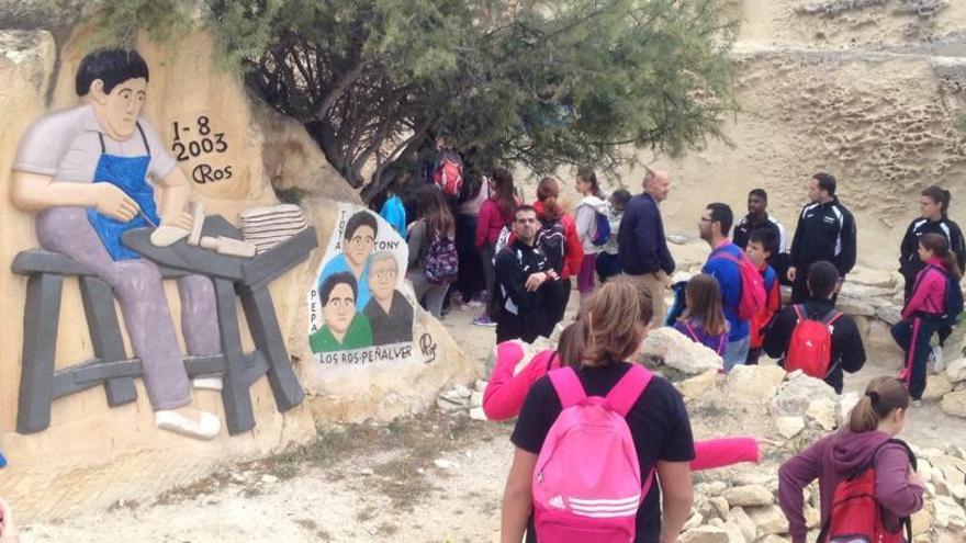 La visita aspense a las esculturas de &quot;El Cau&quot; en Elche