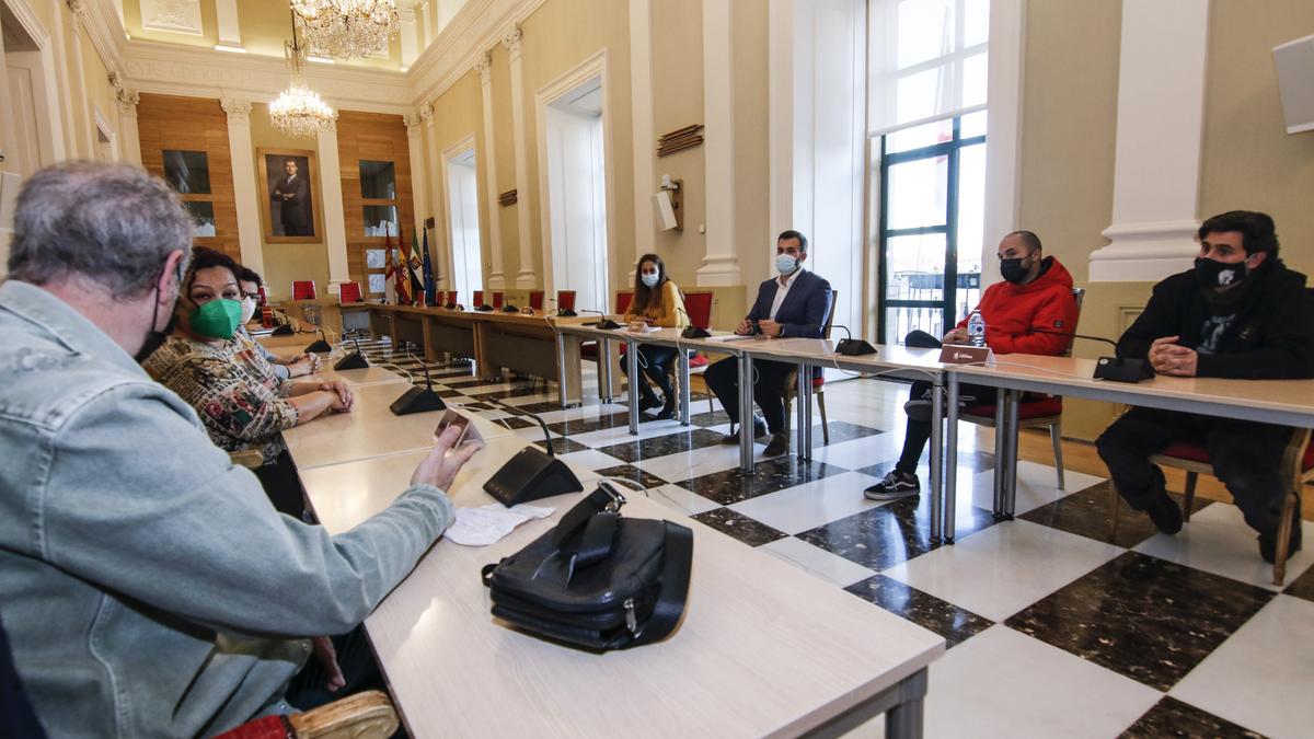 Un momento del encuentro entre el comercio y el ayuntamiento, este jueves.