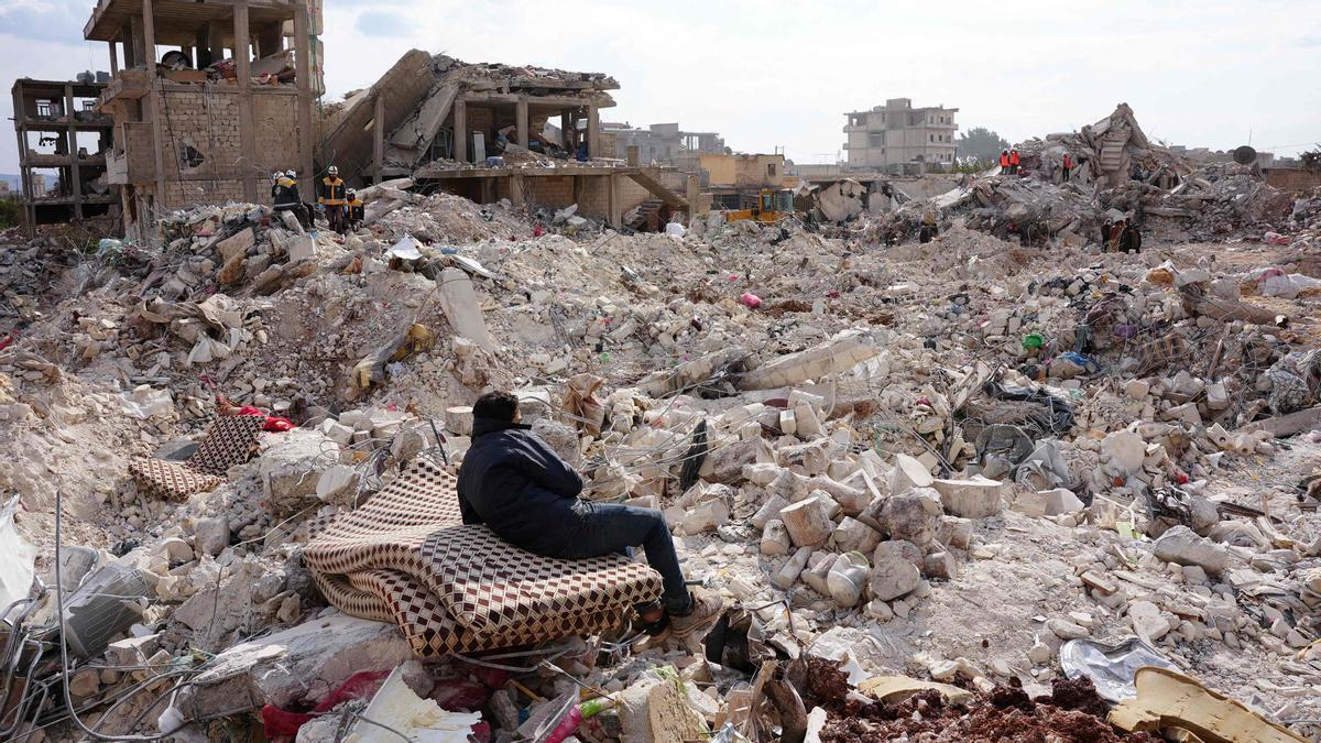 Un residente descansa sobre un colchón recuperado en Jindayris, mientras continúan las operaciones de búsqueda y rescate días después que un terremoto mortal azotara Turquía y Siria