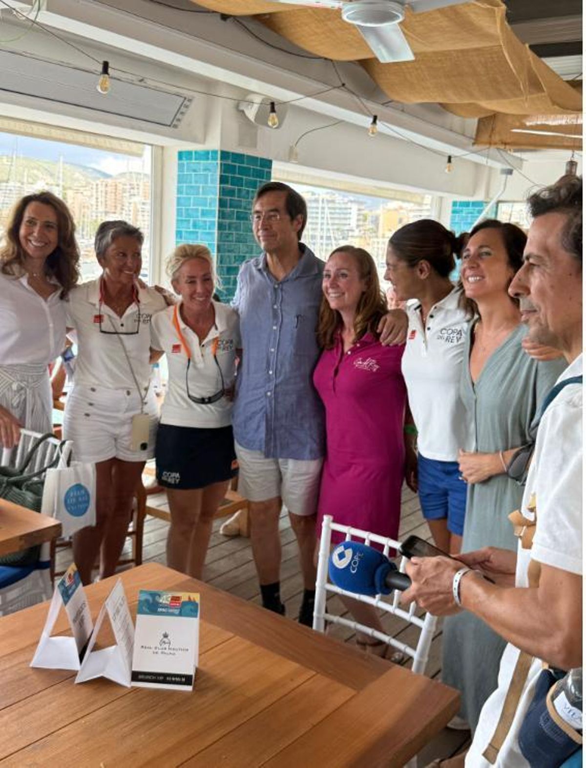 Mario Alonso Puig recibiendo algunos fans