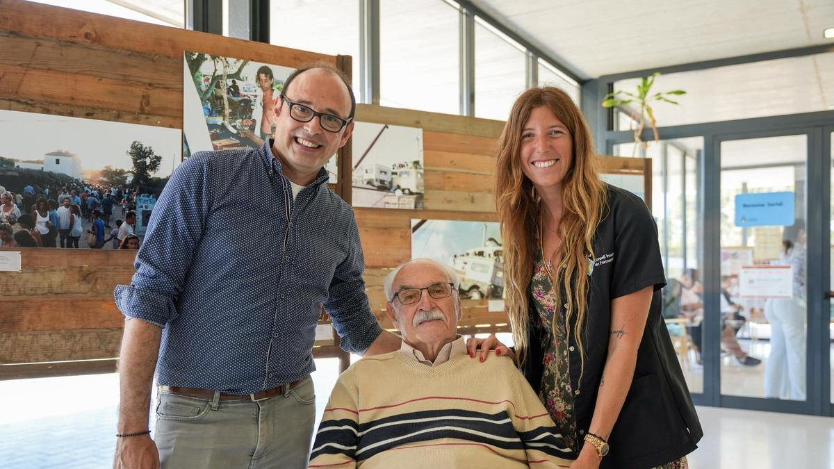 Agustín Bernús junto a su hijo Carlos y la terapeuta del Centro de Día, Marta Muriano