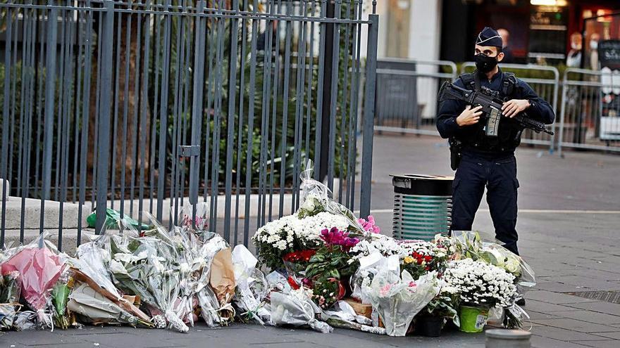 Els ciutadans han deixat rams de flors a l&#039;exterior de l&#039;església on es va produir l&#039;atemptat de Niça.