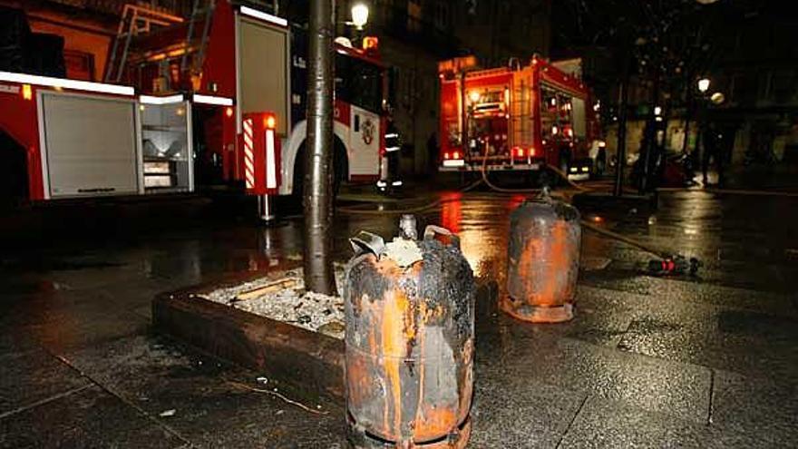 Los bomberos sacaron dos bombonas del inmueble.