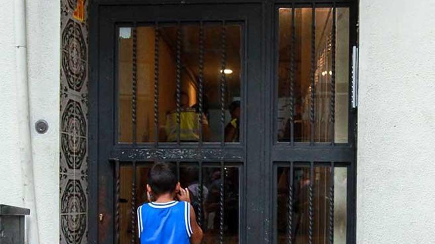 Un niÃ±o observa el interior de la casa.