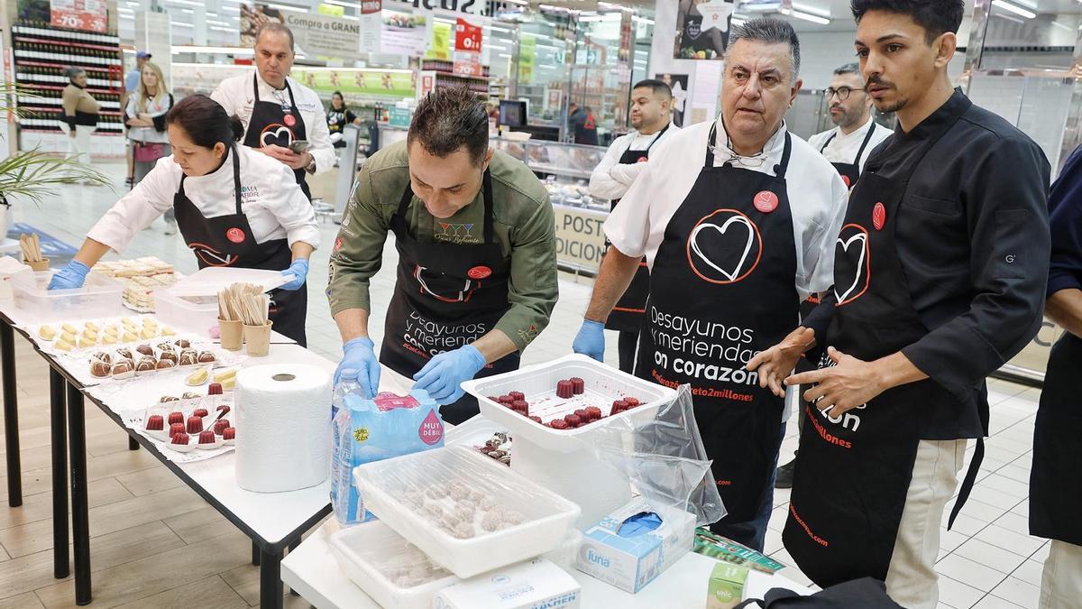 Miembros de la Asociación de Cocineros y Reposteros de Canarias durante la presentación de la campaña solidaria