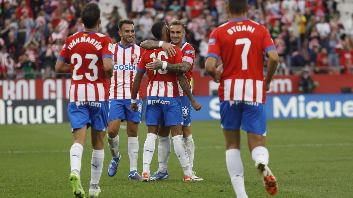 Savinho s'abraça amb Aleix Garcia després del 4-2 de diumenge passat