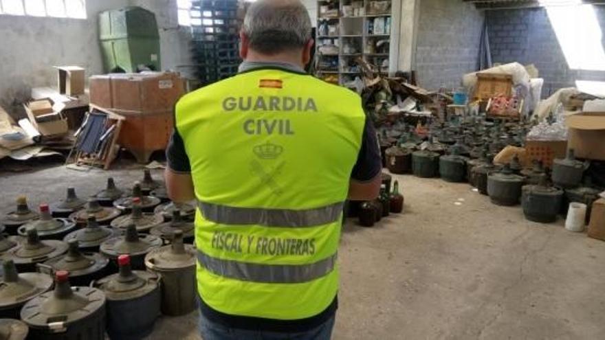 Licores intervenidos por la Guardia Civil.