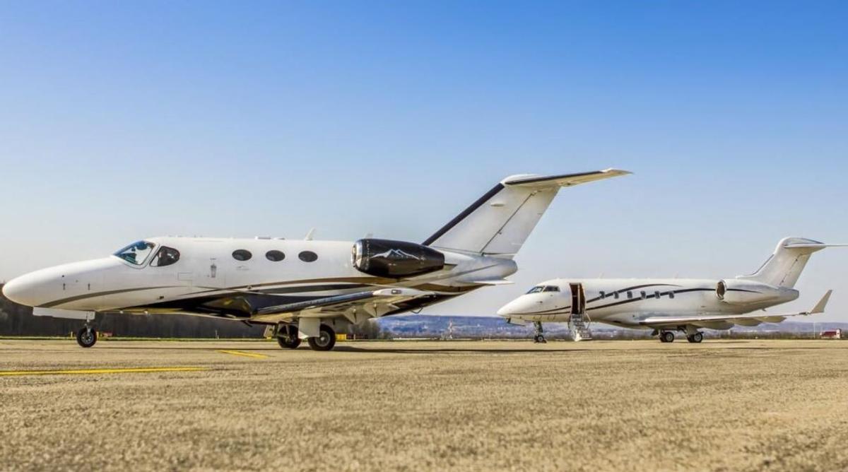 Jets privados en un aeropuerto.
