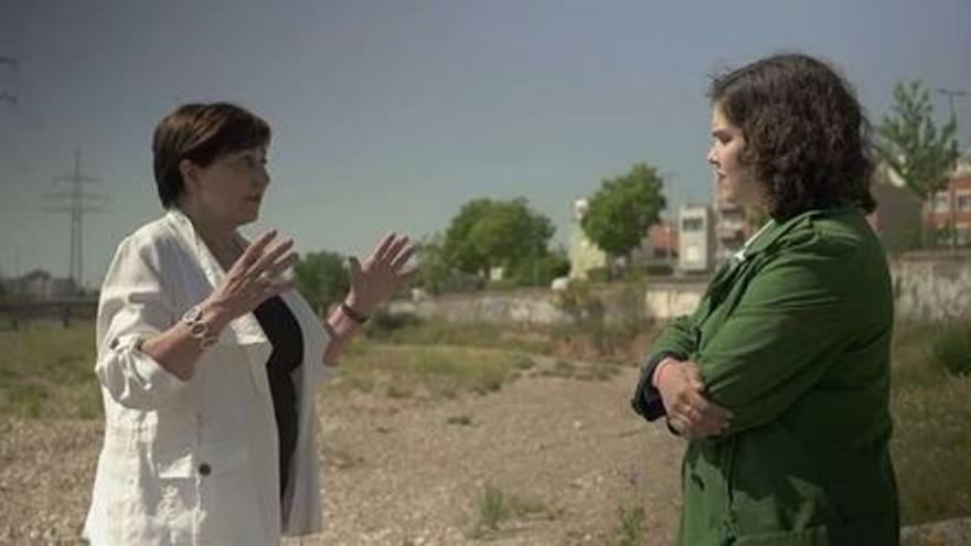 Esther Lázaro (dcha.), durante una de las entrevistas que aparece en el documental.