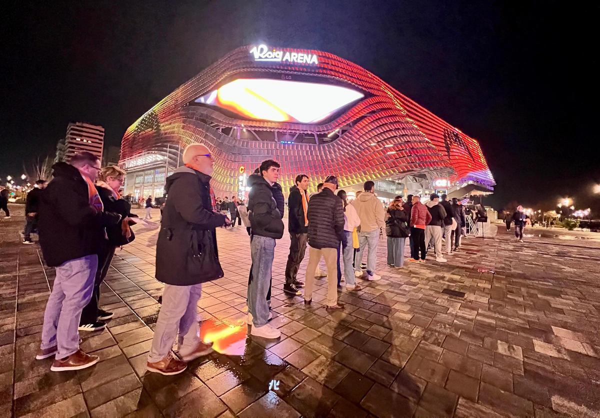 Colas para acceder al Roig Arena