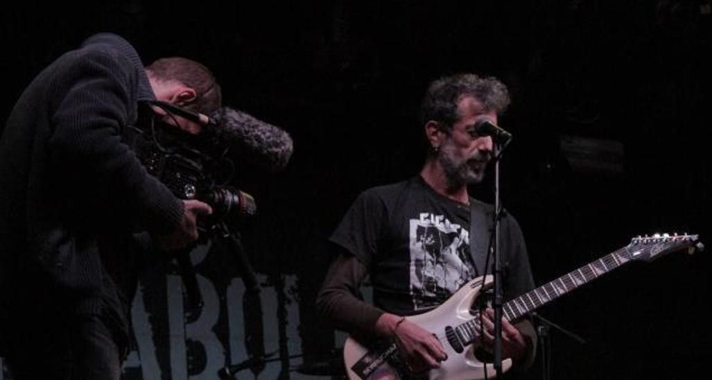 Manolo Kabezabolo, con la guitarra durante el rodaje de una de las escenas de su documental.