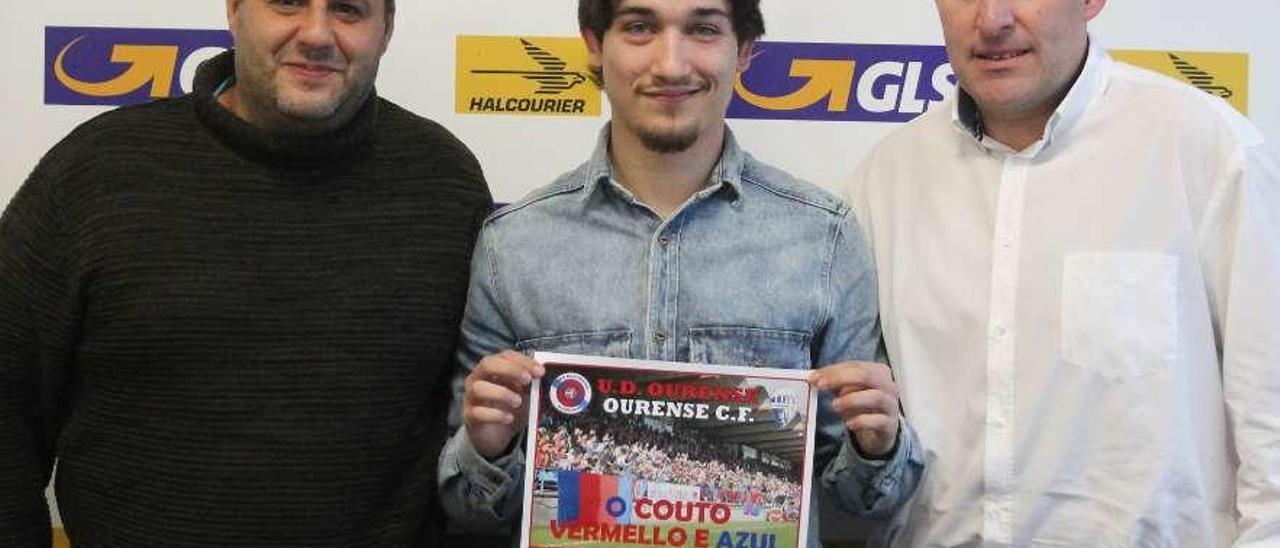 Manolo Dacal, Isi, con el cartel del partido, y Carlos Blanco, ayer en Halcourier. // Yedra Seara