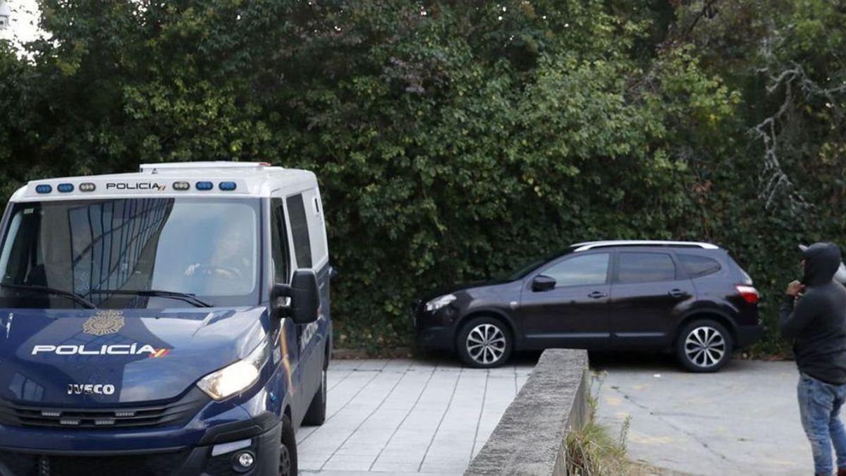 El vehículo de la Policía Nacional que trasladó a los tres jóvenes detenidos, este martes.