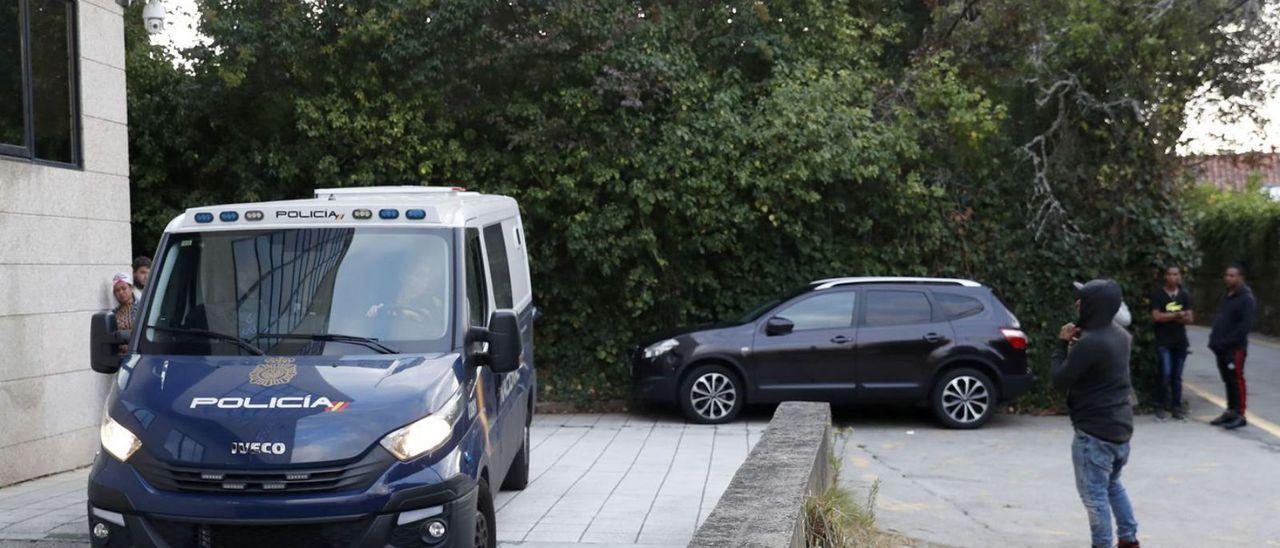 El vehículo de la Policía Nacional que trasladó a los tres jóvenes detenidos, este martes.