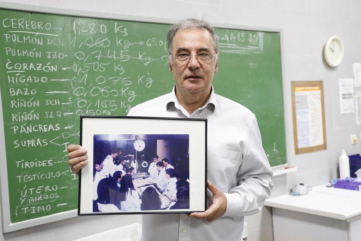 Blanco Pampín posa con una foto que recuerda la primera vez que asistió a una autopsia, como estudiante de Medicina en la USC